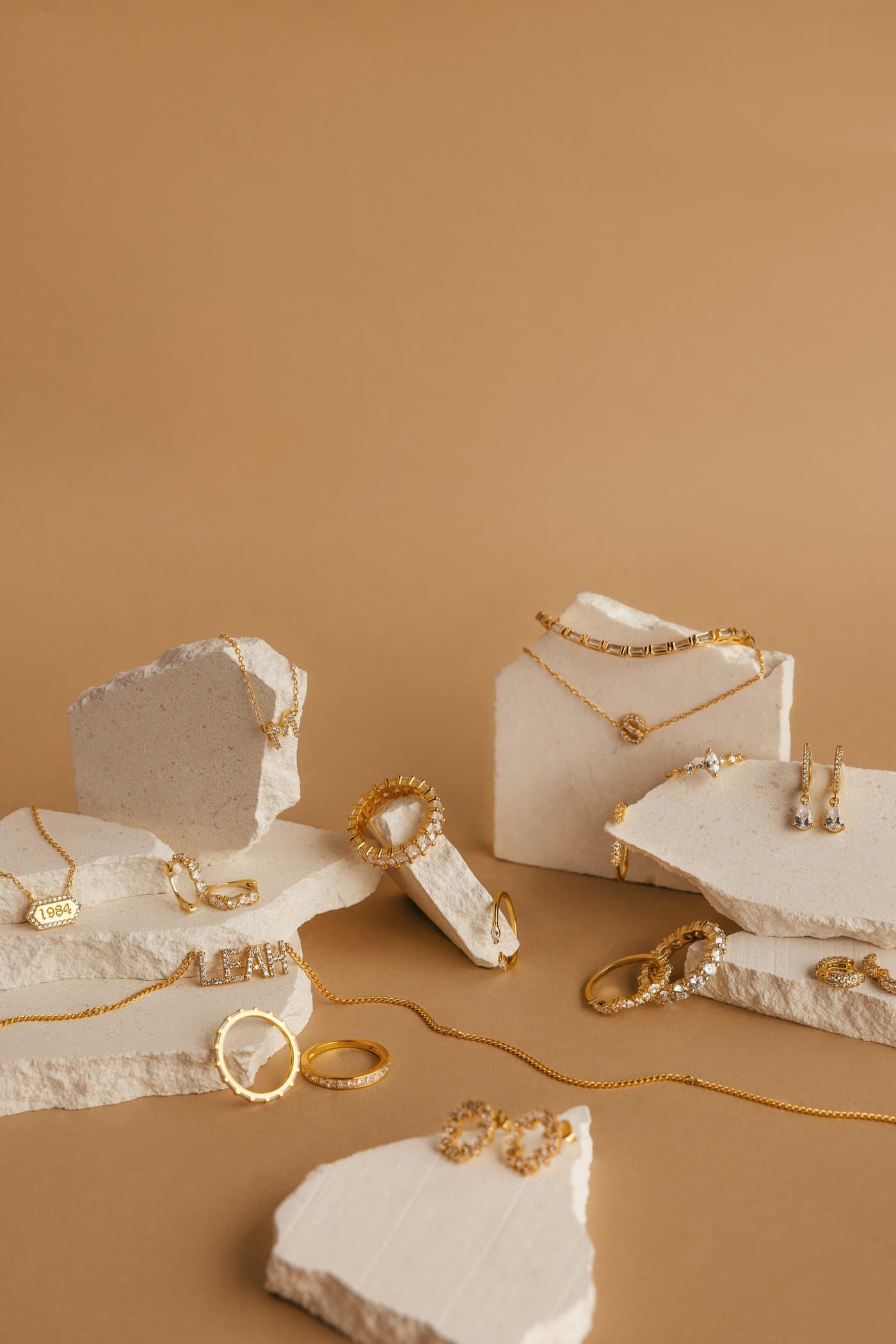 Bijoux dorés posés sur une pierre blanche