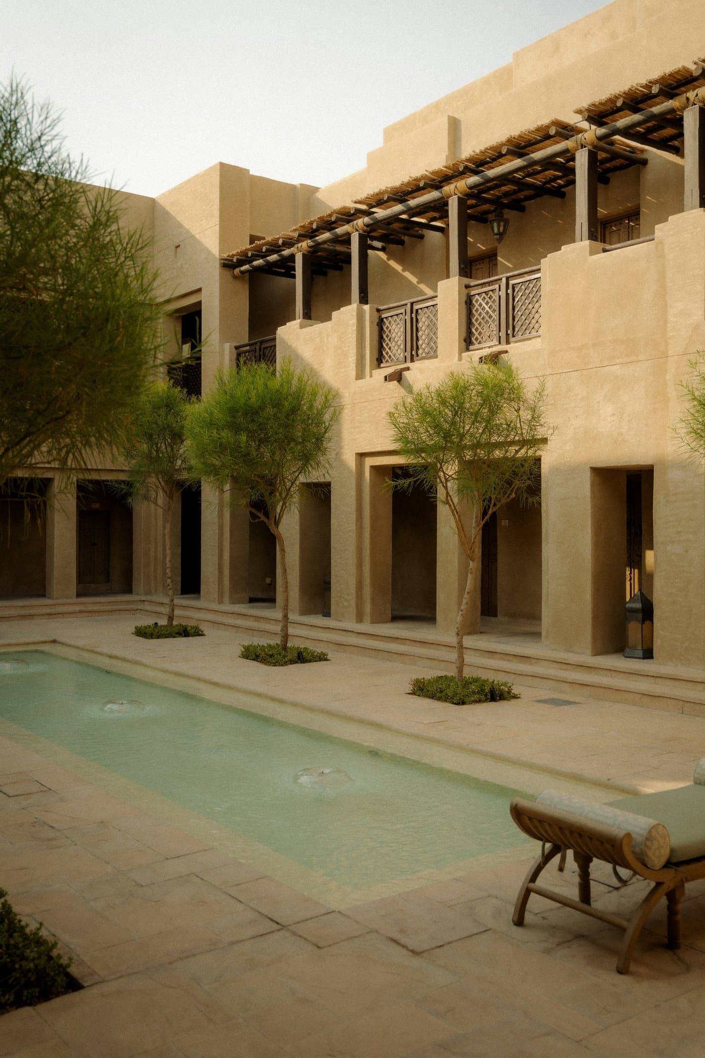 Cour de riad avec bassin et arbres, à Marrakech